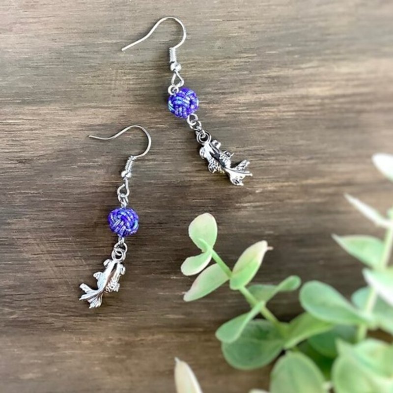 水引【銀魚】ピアス　大人可愛い　金魚　青　シルバー - 耳環/耳夾/耳骨夾 - 其他金屬 銀色