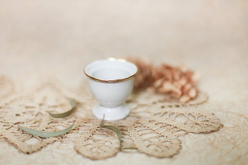 [Good day fetish] Germany vintage ceramic egg cup royal gold - Small Plates & Saucers - Porcelain White