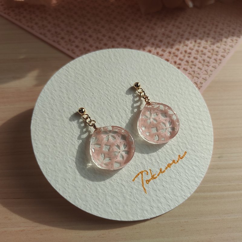 Swaying earrings with small Japanese patterns, cherry blossoms, Chiyogiri paper - Earrings & Clip-ons - Paper Pink