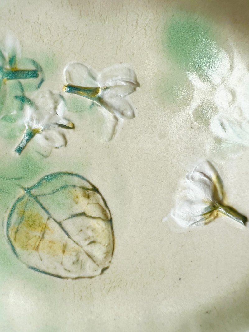 微熱的天  飄落的茉莉花 手捏陶14.7 x 11.8 x 1.5 cm - 盤子/餐盤/盤架 - 陶 