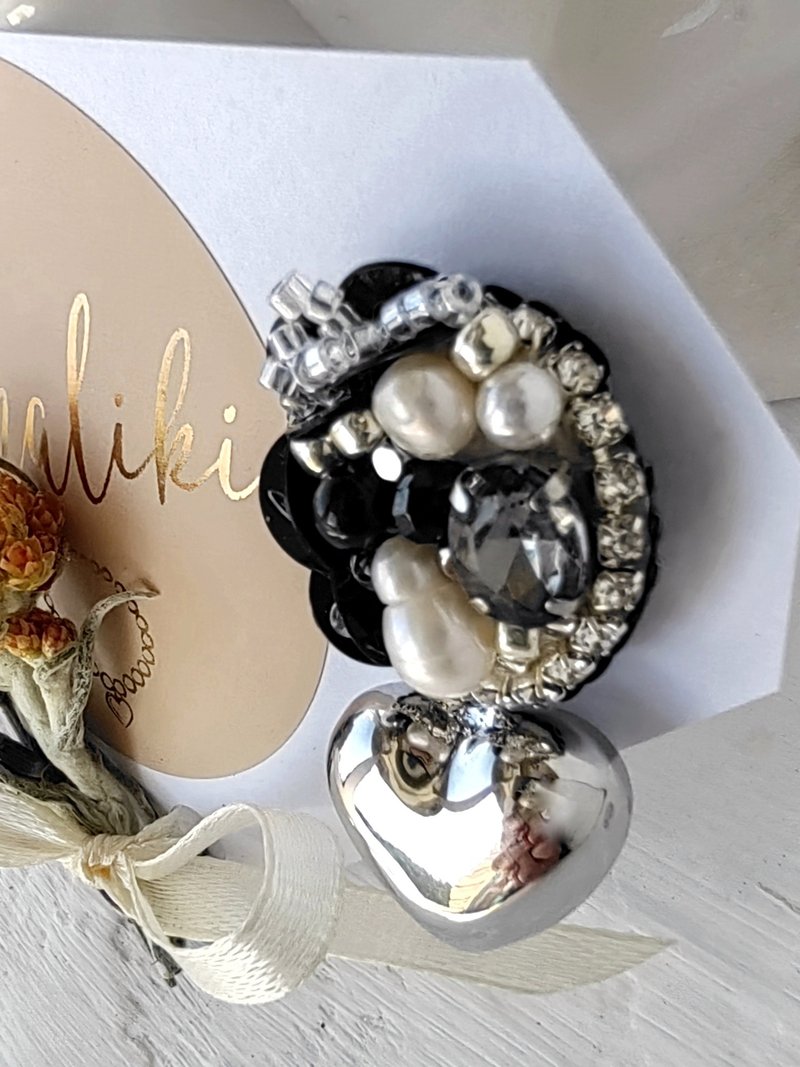 Black silver heart earrings.Beaded embroidered earrings.Stylish stunning earring - 耳環/耳夾/耳骨夾 - 珍珠 黑色