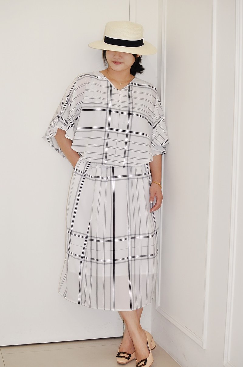 Flat 135X Taiwan Designer Series White Straight Striped Cloth V-neck Top Big Round Skirt Set - One Piece Dresses - Polyester White
