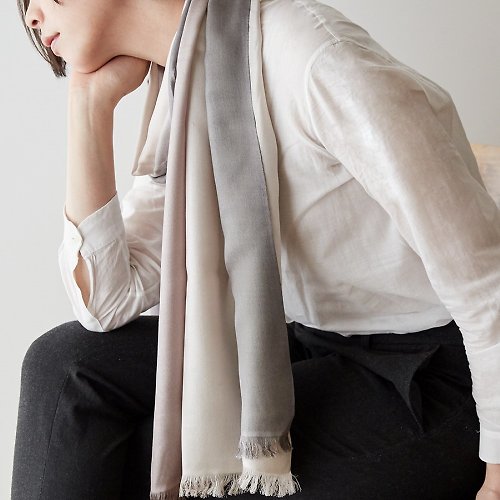 MOTHERHOUSE 三色細緻絲質圍巾-淺灰(數量有限 售完為止)