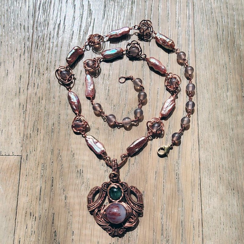 [Handmade by Qu Shuichen] Coral agate and green crystal metal wire braided necklace - สร้อยคอ - เครื่องเพชรพลอย หลากหลายสี