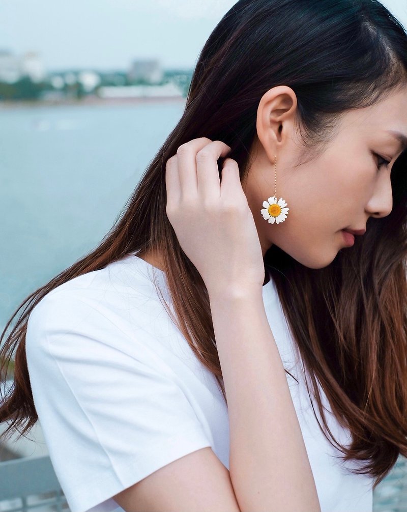 Real flower Jewelry│Daisy drop earrings (Long)│Ear clip│White