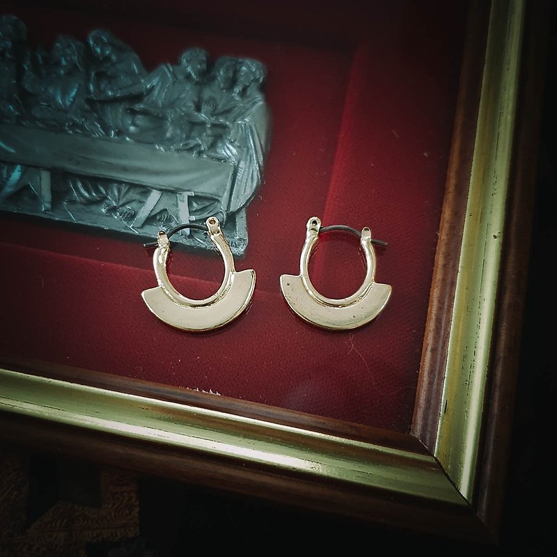 Antique Earrings | Mini Gold Crescent Earrings | CBB028