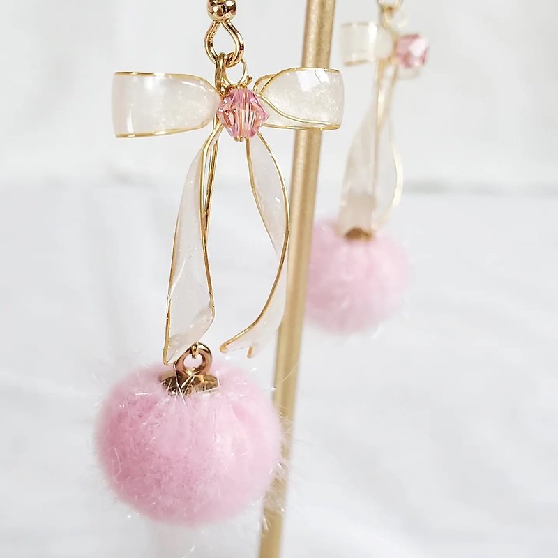 Dreamy ribbon bow. Draped Hairball Earrings - Pink - ต่างหู - เรซิน สึชมพู