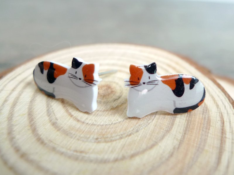Misssheep-[三色貓] 簡約可愛風格 貓咪 手作耳環 (耳針 / 可轉透明耳夾) [一對] - 耳環/耳夾 - 塑膠 