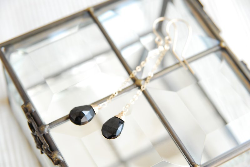 Black spinel chain earrings 14 kgf - Earrings & Clip-ons - Stone Black