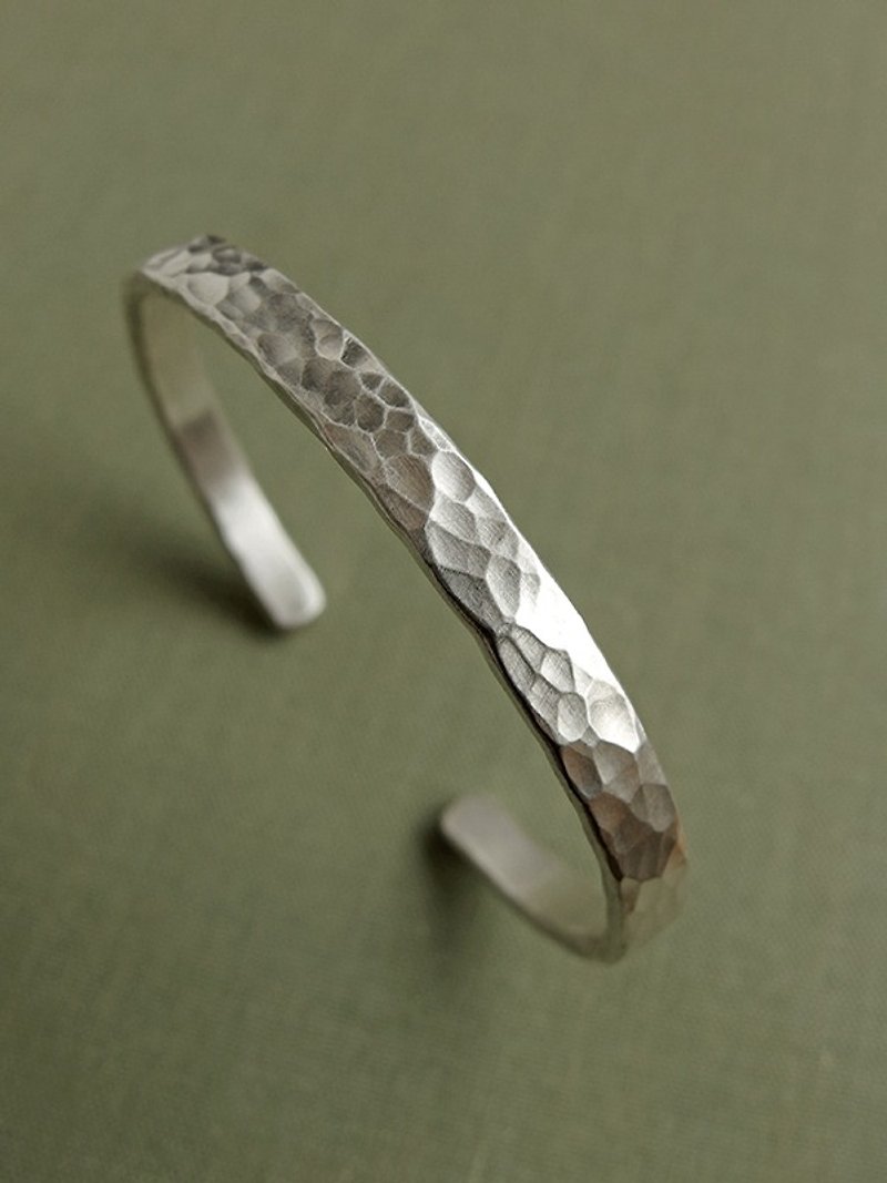 波光 寬版純銀鍛敲手環 - 手鍊/手環 - 其他金屬 銀色