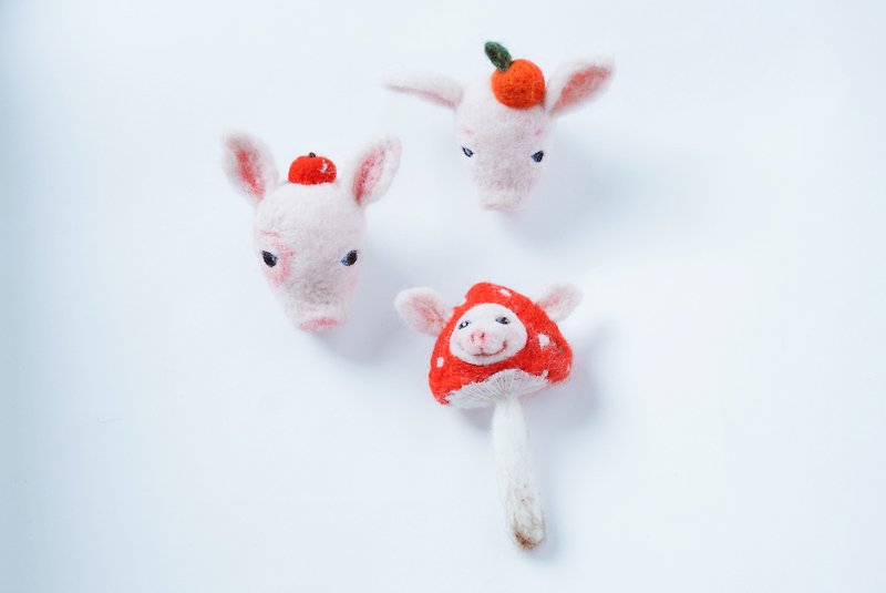 Lu Lita original design wool felt hand-made pig persimmon daji brooch mushroom brooch - Brooches - Wool Pink