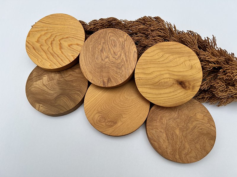 Taiwan red cypress and beautiful mushroom flower and wood grain round coaster - unique / exuding woody fragrance - ที่รองแก้ว - ไม้ 