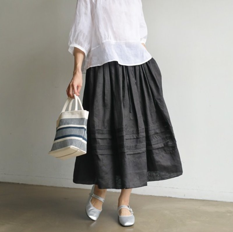 A gathered skirt that will lift your spirits just by wearing it. Pintucks and lining included. 230704-1 - Skirts - Cotton & Hemp 