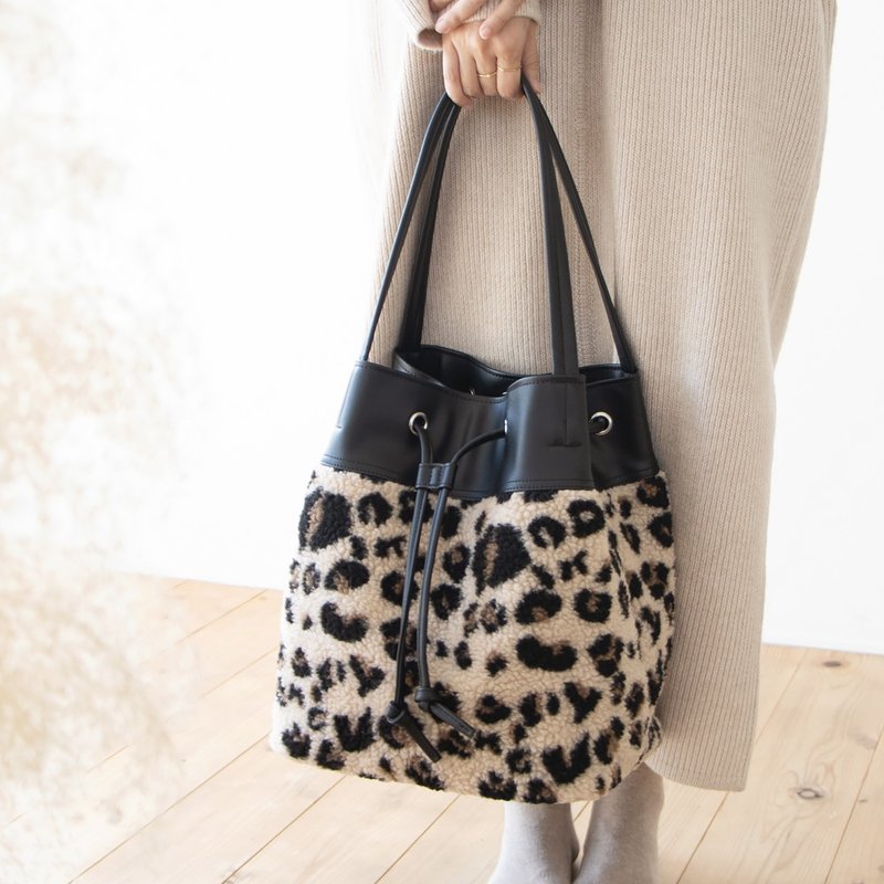 New winter product, bucket-shaped tote, black PUx leopard print, lightweight, casual, large capacity - กระเป๋าแมสเซนเจอร์ - หนังเทียม สีดำ