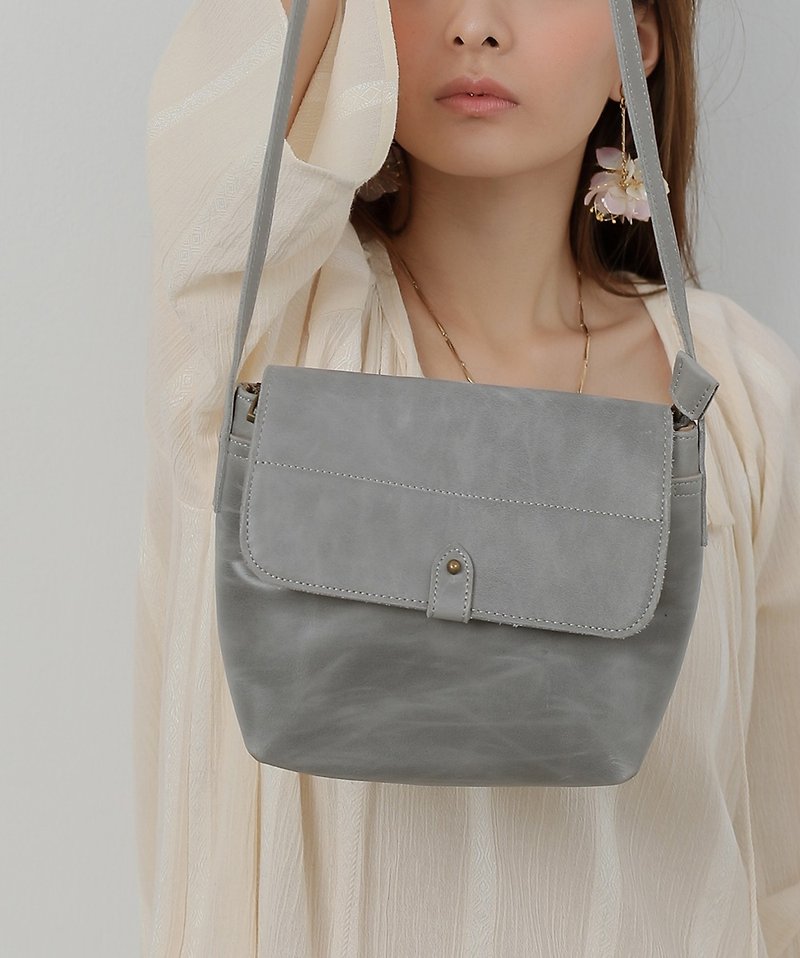 Lightweight mini leather shoulder bag - lake ash - กระเป๋าแมสเซนเจอร์ - หนังแท้ สีเทา