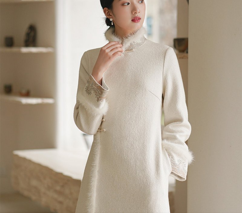 New Chinese retro wool long cheongsam coat - เสื้อผู้หญิง - วัสดุอื่นๆ ขาว