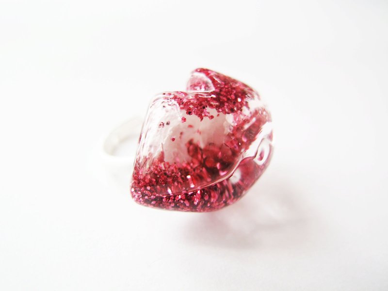 ＊Rosy Garden＊珊瑚紅色亮片水流動菱形雪花唇形玻璃戒指 - 戒指 - 玻璃 紅色
