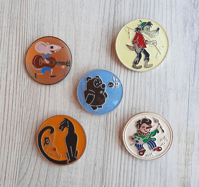 Round vintage Russian aluminums kids pins badges cartoons characters images - Badges & Pins - Aluminum Alloy 