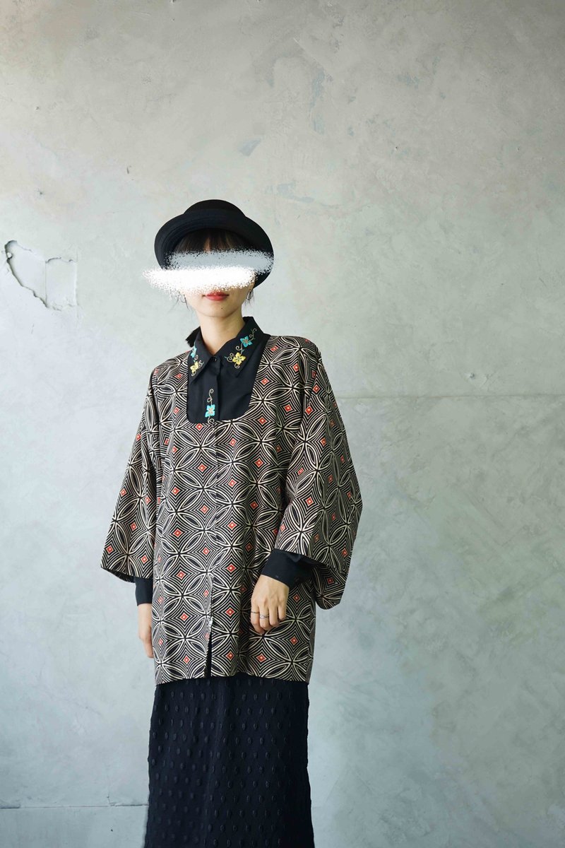 尋寶古著-日本傳統圖紋七寶紋拉鏈開襟道行羽織和服罩衫 - 女大衣/外套 - 絲．絹 黑色