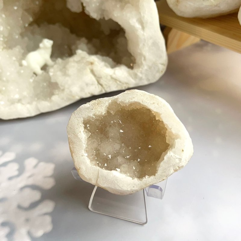 Angel of Wish ~ Moroccan white crystal geode (K) with base (without lamp base) - ของวางตกแต่ง - คริสตัล 