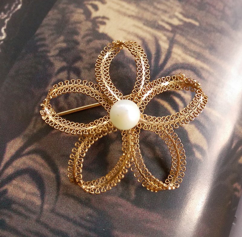 Western antique jewelry. Golden thread pearl flower-shaped brooch - เข็มกลัด/พิน - โลหะ สีทอง