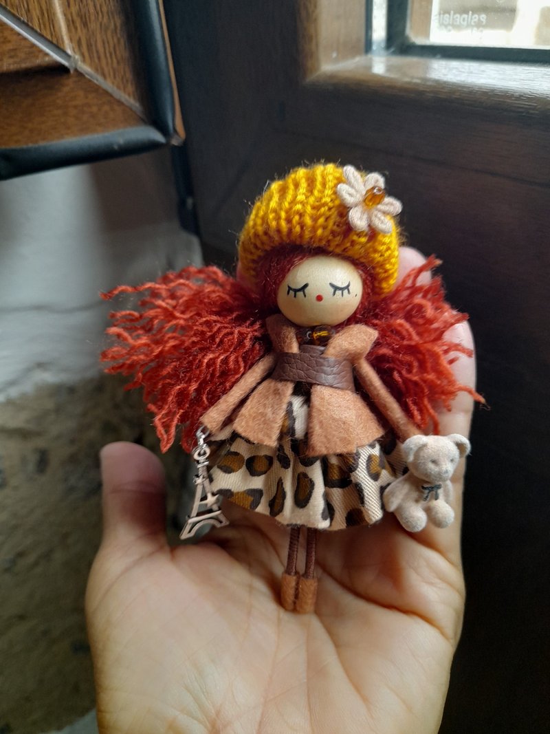 Brooch doll Mariam - 胸針 - 木頭 咖啡色