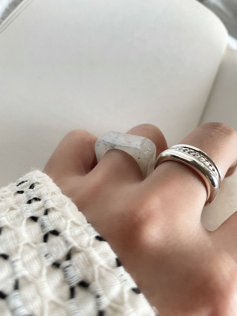 天然和田玉點墨青花變形方戒 港碼14 雨歇#190 - 戒指 - 玉石 白色