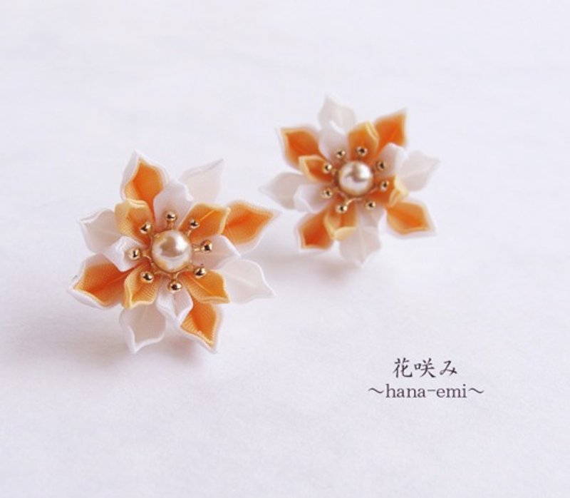 花咲くピアス　イヤリング　ネーブルイエロー　つまみ細工 - 耳環/耳夾/耳骨夾 - 棉．麻 橘色