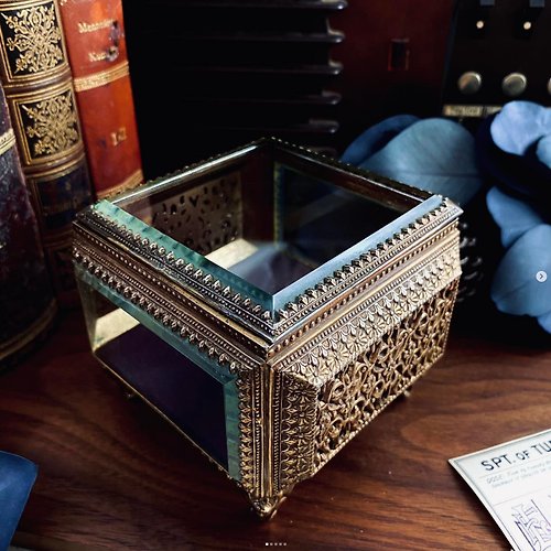 閣樓古董珠寶 Attic Vintage Jewelry & Antique 古董雕花鏤空玻璃首飾盒