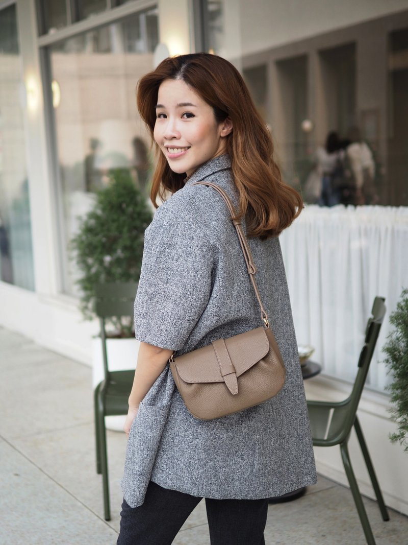 Kate (Peanut brown) : Crossbody bag, Cow Leather , Lightweight bag, Shoulder bag - กระเป๋าถือ - หนังแท้ สีกากี