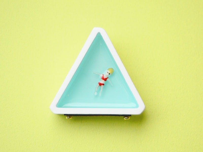 Celebrity Brooch - triangle / white - Brooches - Plastic Blue
