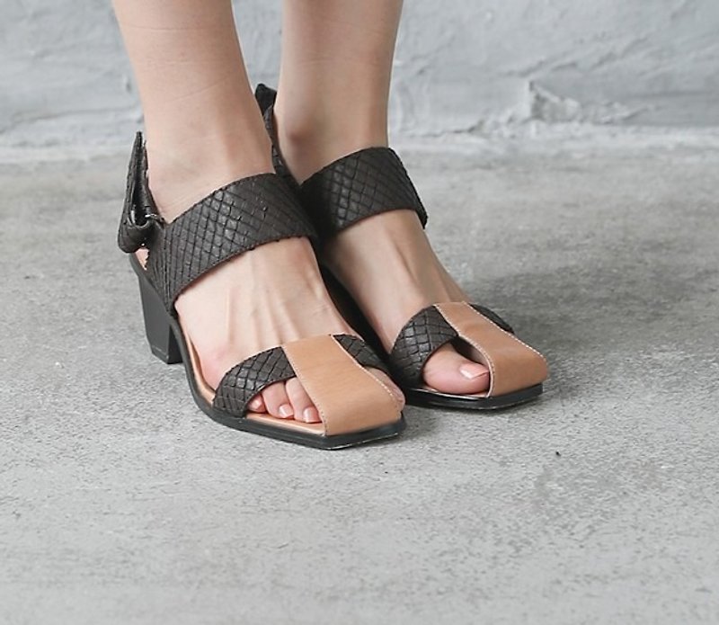 T word toe structure geometry basket empty drill with leather sandals brown - รองเท้ารัดส้น - หนังแท้ สีนำ้ตาล