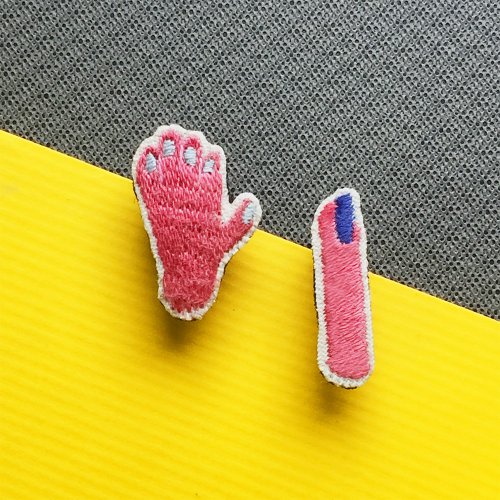 Jyun design studio 刺繡設計工作室 | 舊款出清5折 | 萬聖節限定款 迷你手工刺繡胸針/別針 怪怪手指