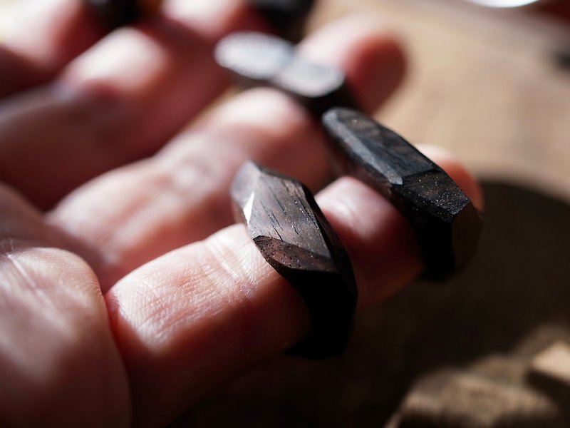 Forest Life Log Hand Engraved Ring-Sulawesi Striped Ebony-Ebony - แหวนทั่วไป - ไม้ สีดำ