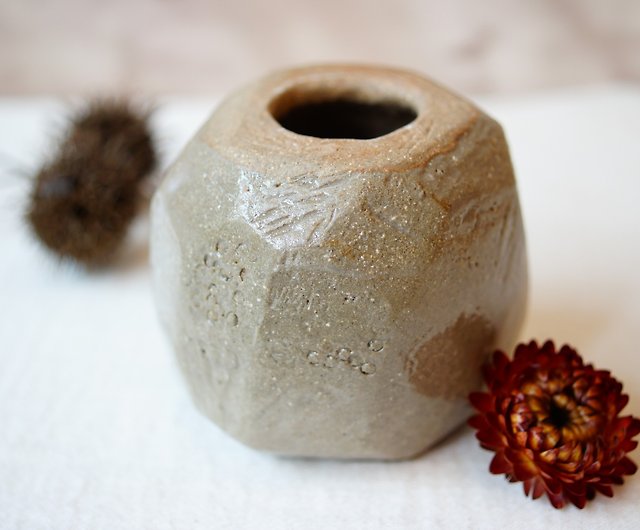 Hand-kneaded pottery moai flower arrangement holder H7cm flower vessel pen  holder incense holder candle holder - Shop shinmade Items for Display -  Pinkoi