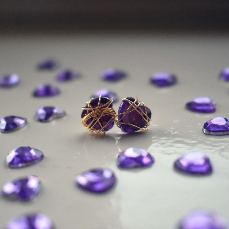 Gold Wire White Heart Stud Earrings | by Ifemi Jewels - 耳環/耳夾/耳骨夾 - 其他材質 金色