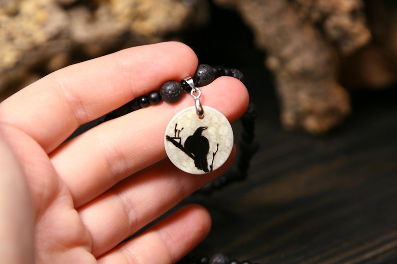 Raven or crow necklace with love rune on the other side. Nacre pearl pendant - สร้อยคอ - ไข่มุก สีดำ