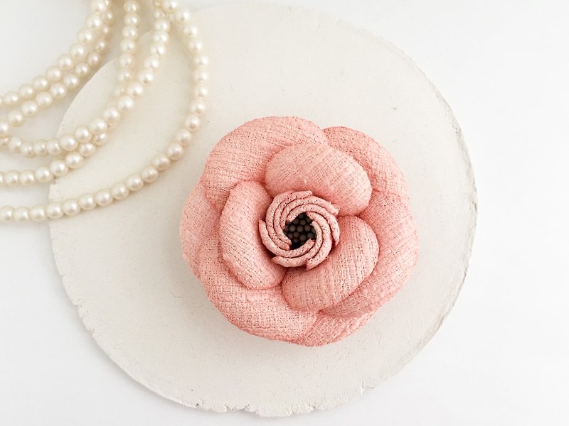 Corsage: Tweed Camellia Pink - เข็มกลัด - เส้นใยสังเคราะห์ สึชมพู