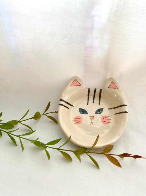 cher’s pottery Handmade ceramic plate with white cat pattern