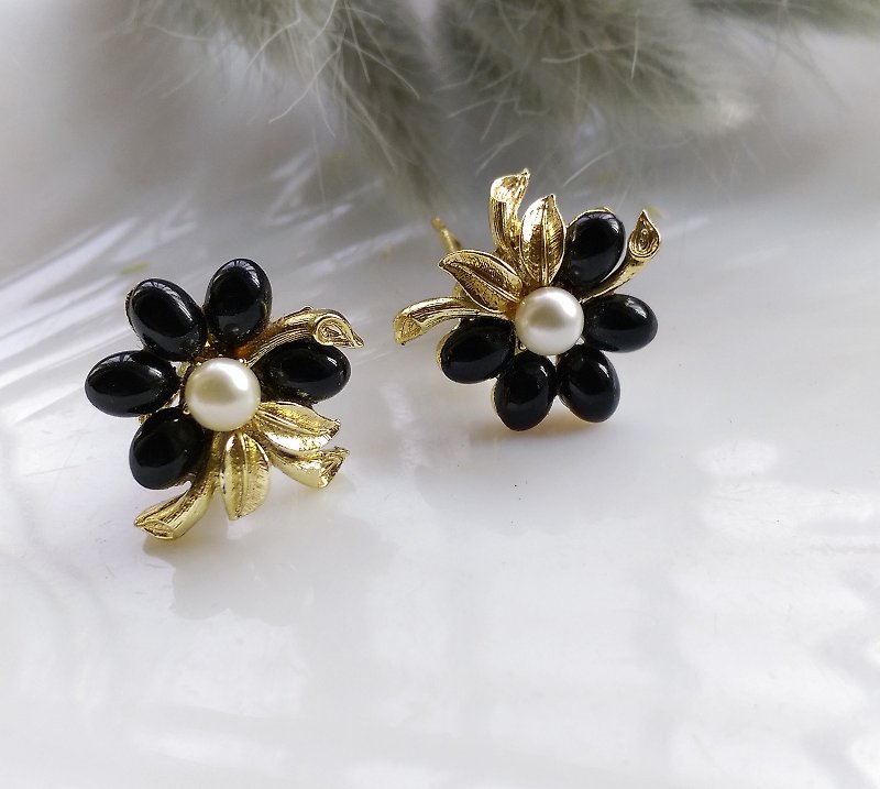 [Western antique jewelry / old age] 1970's cute pearl flower clip earrings - ต่างหู - โลหะ สีดำ