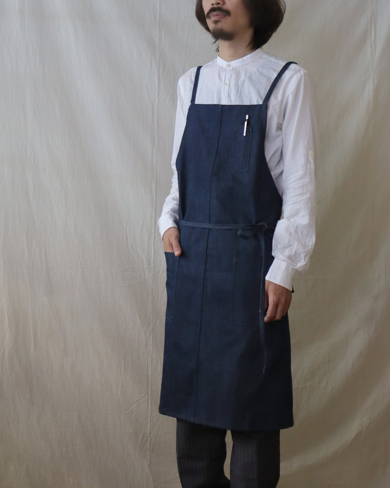 Ayuno strappy chest pen-insert apron in dark denim - ผ้ากันเปื้อน - ผ้าฝ้าย/ผ้าลินิน 