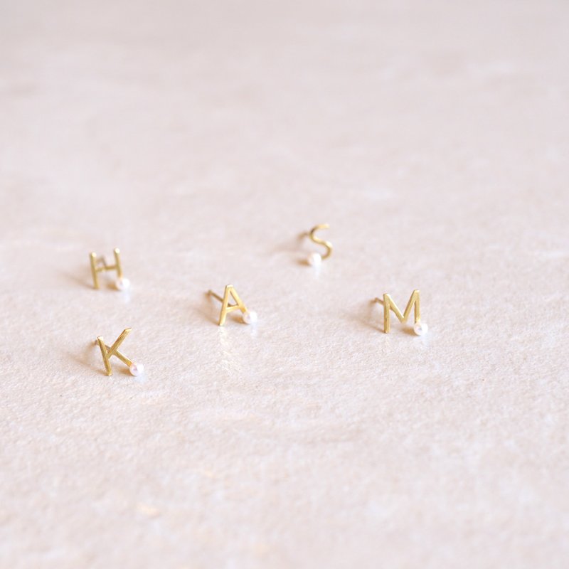 【Amulet】Alphabet Earrings - Earrings & Clip-ons - Other Metals Gold