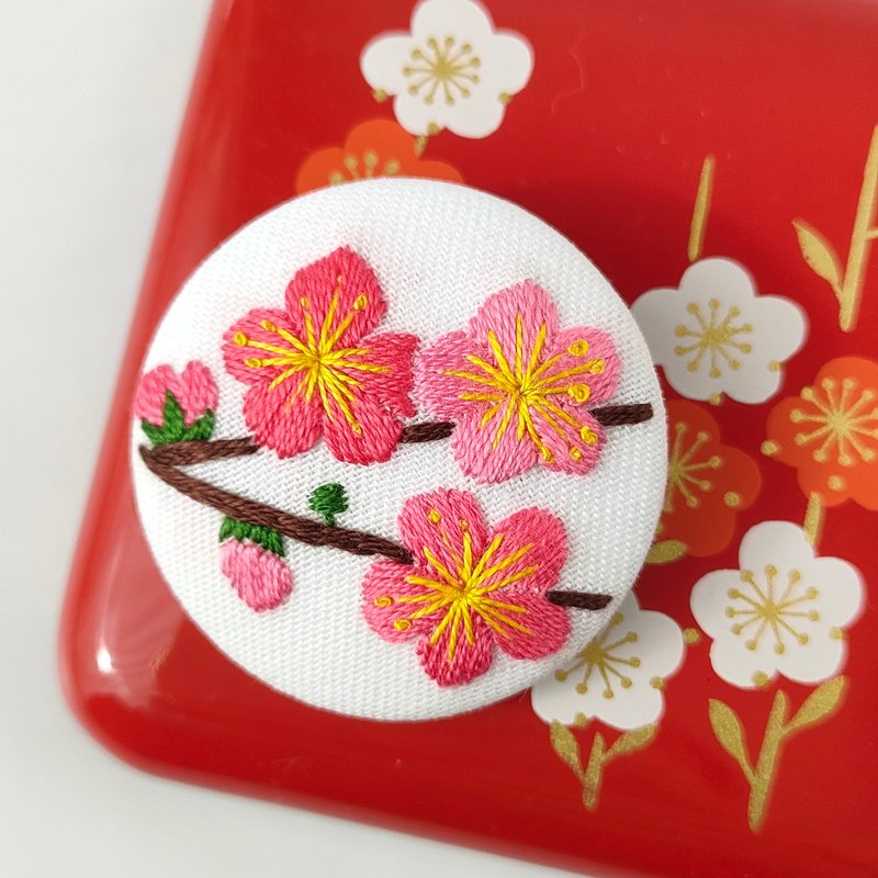 Plum flower lover embroidery brooch, Taiwan's national flower - Brooches - Cotton & Hemp Red