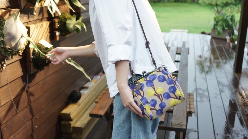 肩背包/斜背包/口金包/玉美ユスラ滾邊口金包(共兩色) - 側背包/斜背包 - 棉．麻 