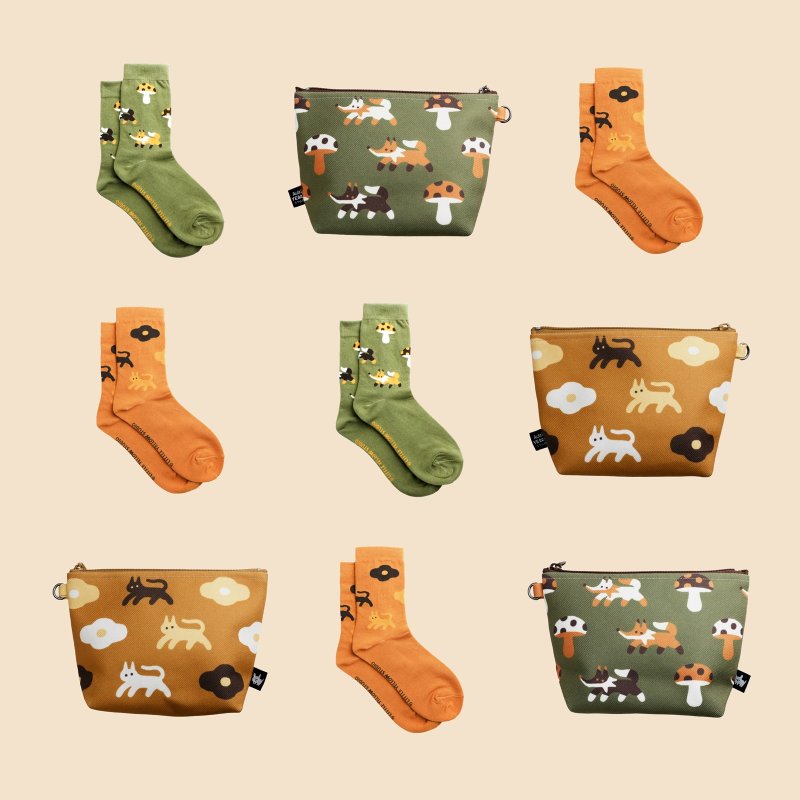 【A Perfect Christmas Gift Under $500】Autumn/Winter Bundle - Lightweight Pouch + Illustrated Jacquard Socks + Christmas Card - กระเป๋าเครื่องสำอาง - ผ้าฝ้าย/ผ้าลินิน สีส้ม