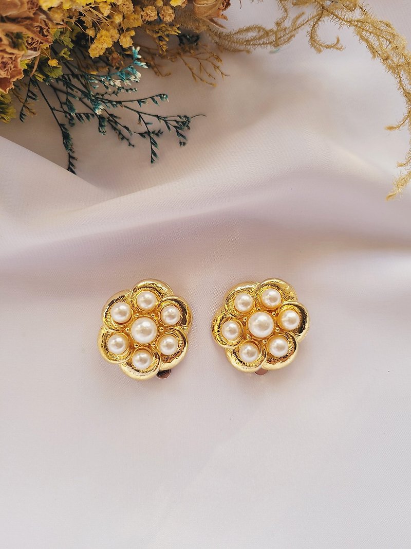 American Western Antique Jewelry/Golden Tone Retro Pearl Flower Clip-on Earrings Antique Jewelry