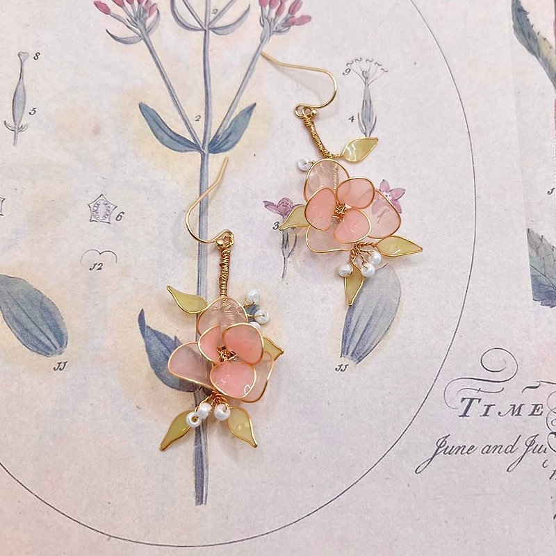 Natural flower bloom earrings, handmade crystal flower resin jewelry - Earrings & Clip-ons - Resin Pink