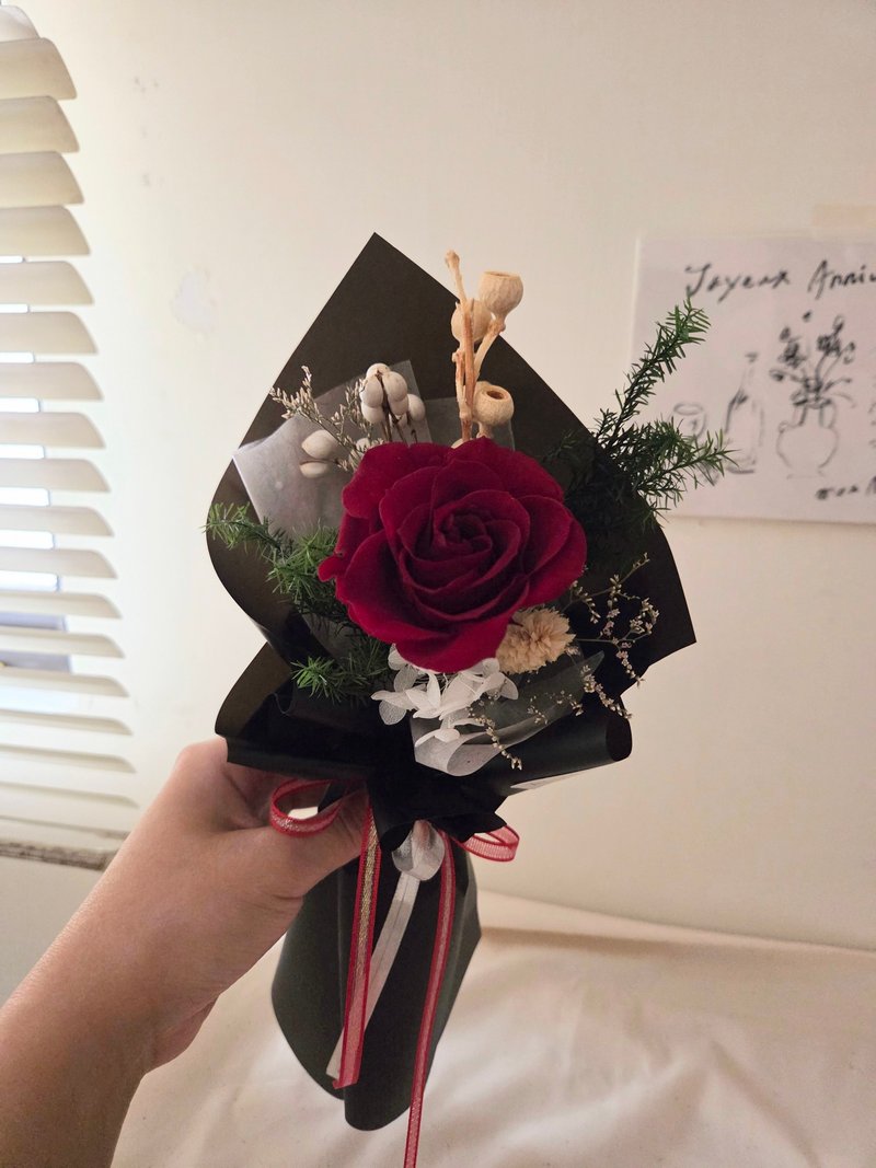 クラシックな赤いバラのクリスマス限定。一輪のプリザーブドローズブーケ。 - ドライフラワー・ブーケ - 寄せ植え・花 