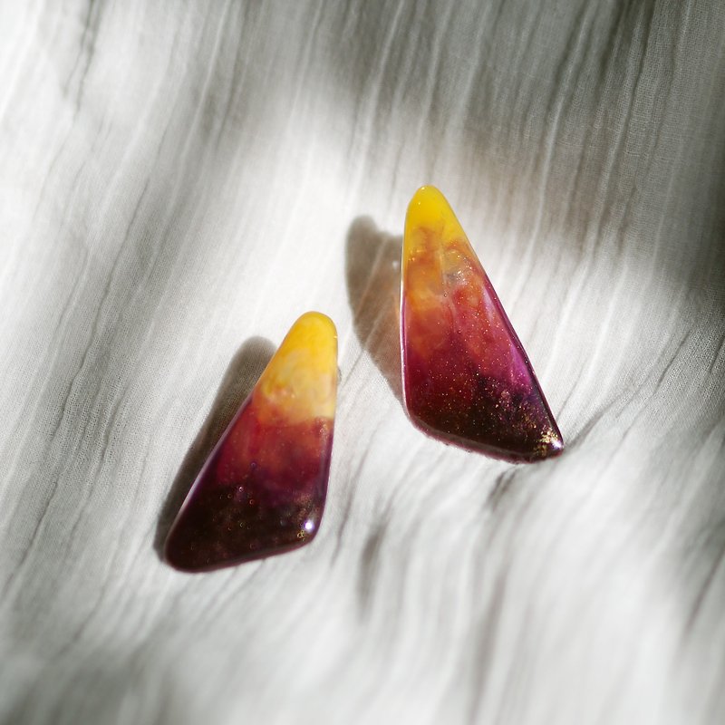 Yuugata Sunset Trangle Earrings - Earrings & Clip-ons - Resin Gold