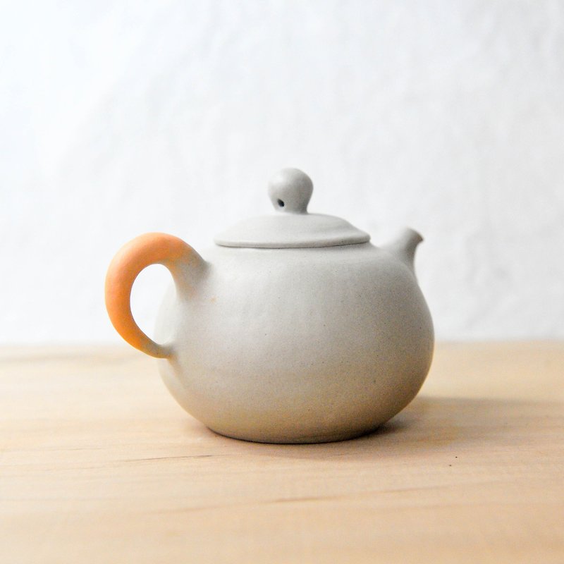 陶手作 橘子色尾巴的手捏茶壺 - 茶具/茶杯 - 陶 白色